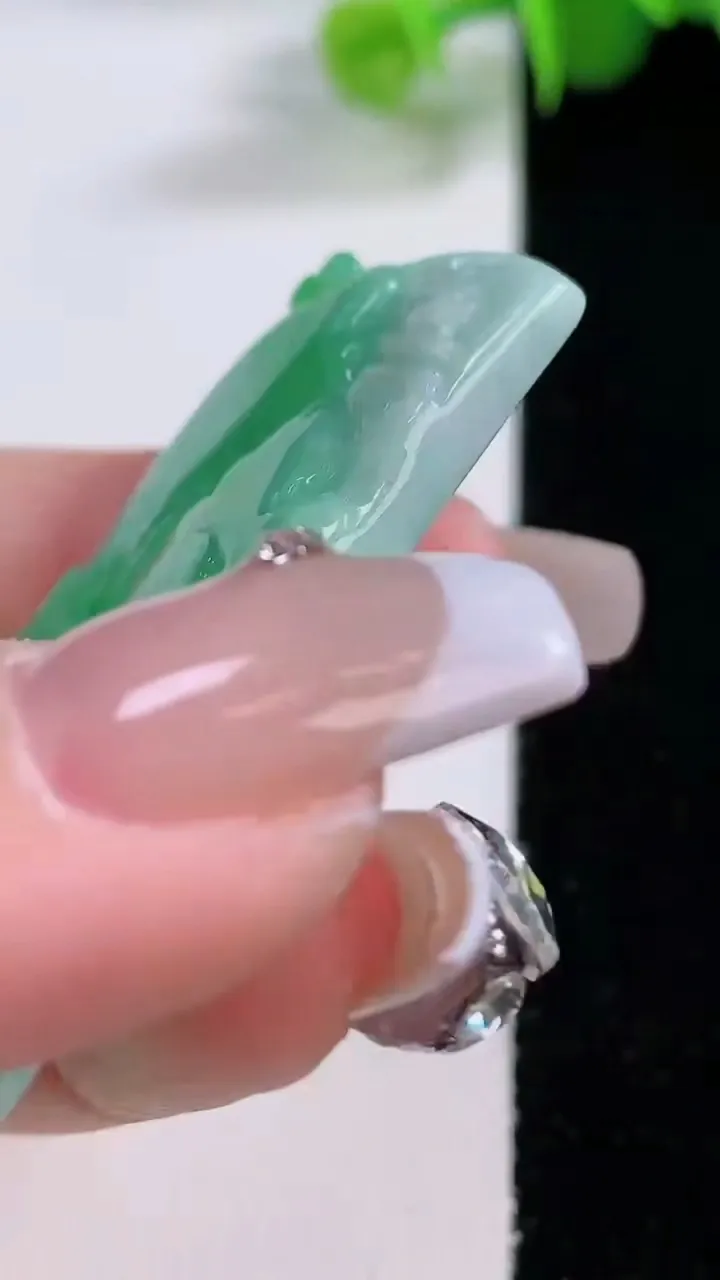 天然A货翡翠山水牌吊坠，尺寸52.7-27.6-5.5，重量:20.29g
12月4日