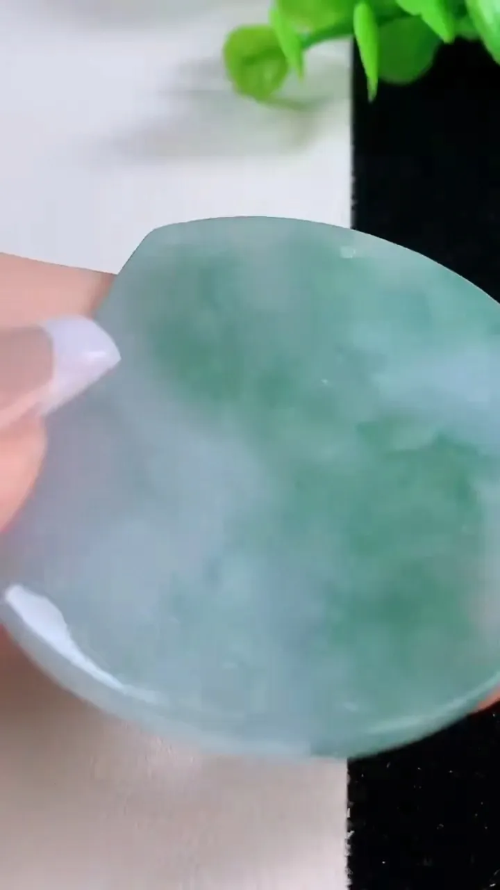 天然A货翡翠牌吊坠，尺寸53-43-5.2，重量:28.47g
12月4日