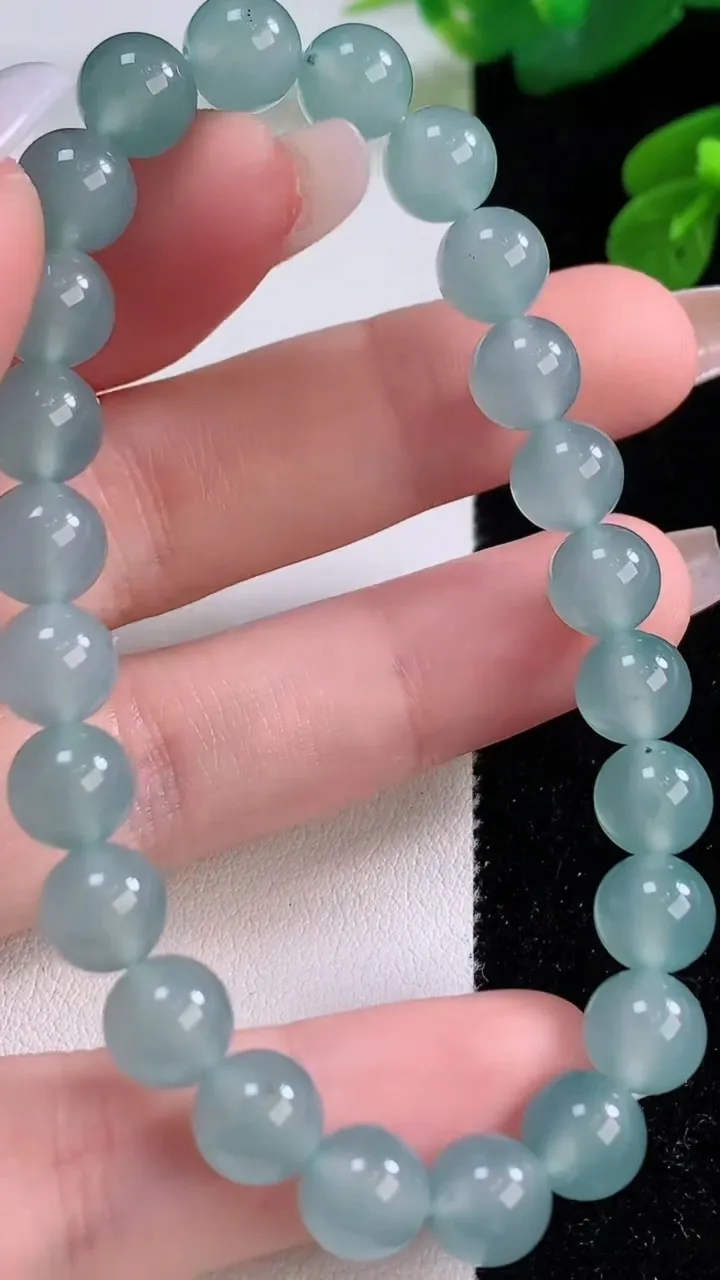 天然A货翡翠种蓝水圆珠手串，尺寸7.7-24颗，重量:20.09g12月4日
工厂直销收藏佳品,种好