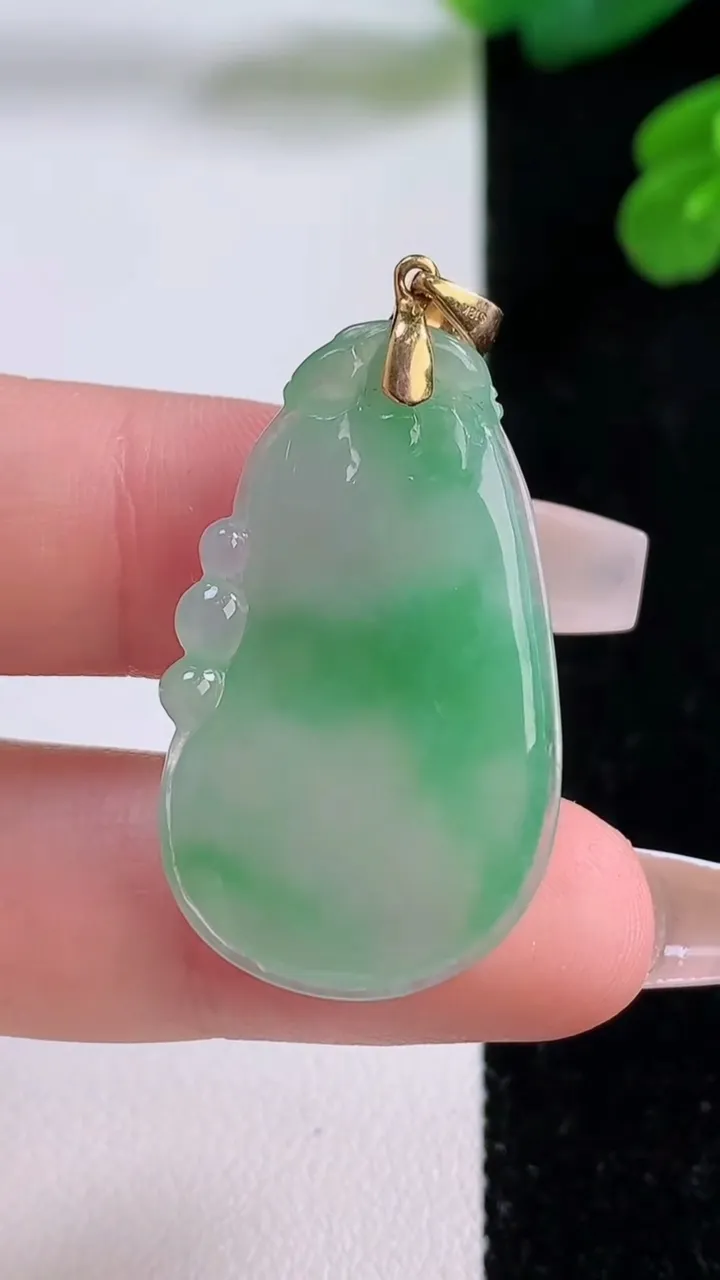 天然A货翡翠福瓜吊坠，尺寸33-19.8-5.7，重量:7.54g
12月4日