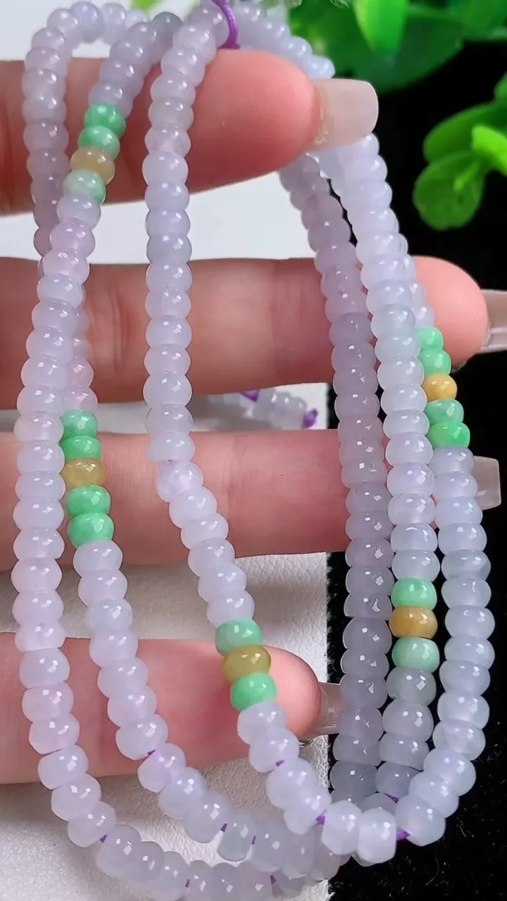 天然A货翡翠三彩算盘珠项链，尺寸4.6-2.8-218颗，重量:30.20g12月4日
工厂直销收藏佳品,种好水足，色泽均匀，有种有色，上手高大气！