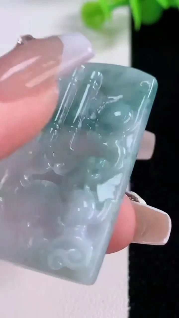 天然A货翡翠飘花仿古龙牌吊坠，尺寸43.7-25-5.2，重量:15.56g
12月4日