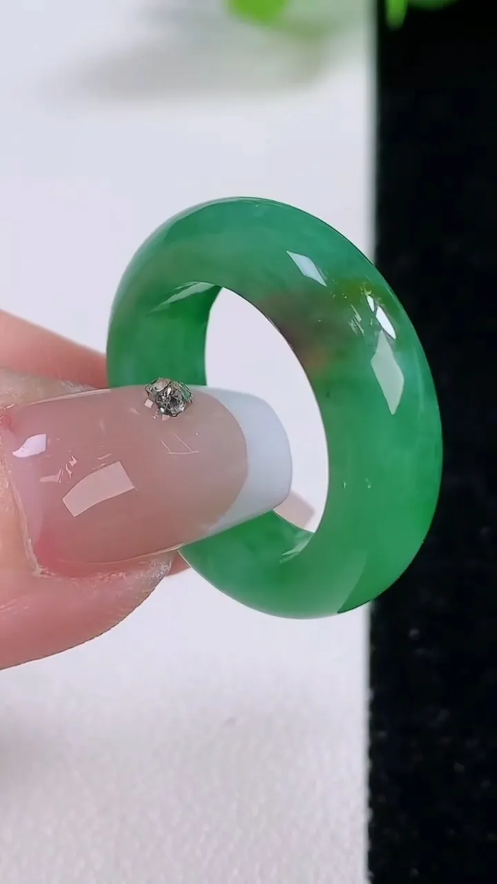 天然A货翡翠指环 戒指，尺寸18.8-6-3.9，重量:5.42g2025年12月4日
工厂直销收藏佳品,种好水足，色泽均匀，有种有色，上手高大气！