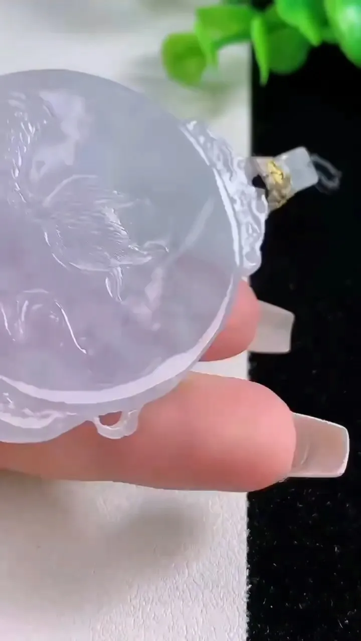 天然A货翡翠冰种紫罗兰龙牌吊坠，尺寸52.8-49.8-4.7，重量:23.95g
12月4日