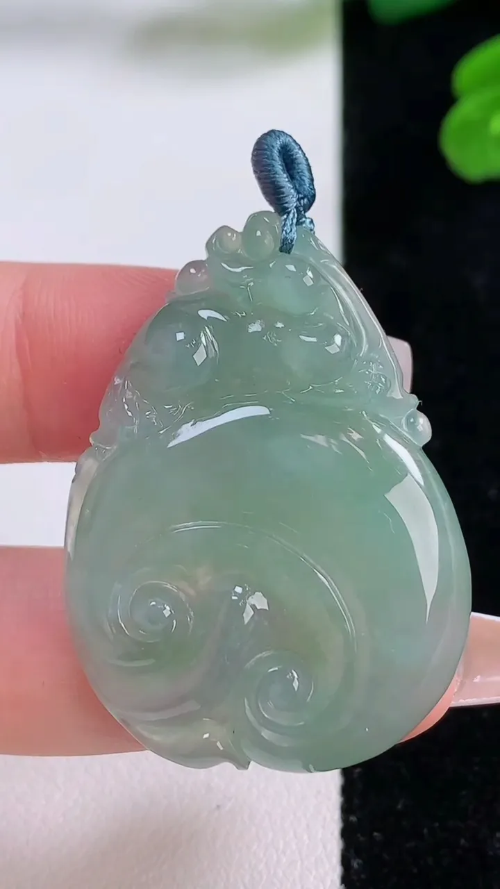 天然A货翡翠如意头吊坠，尺寸39.6-29.6-5.7，重量:12.43g
12月4日