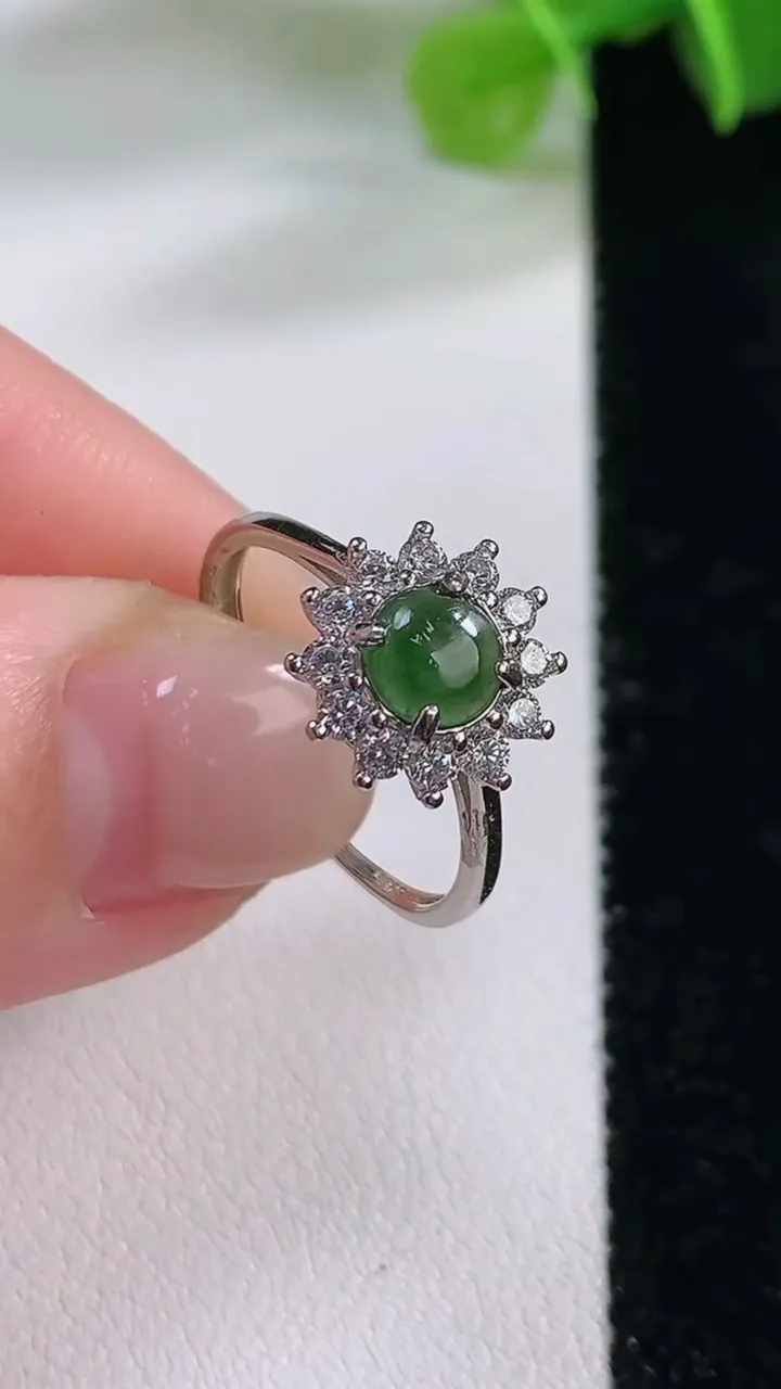 天然A货翡翠蛋面戒指，尺寸5.3，重:1.82g2025年12月4日
工厂直销收藏佳品,种好水足，色泽均匀，有种有色，上手高大气！