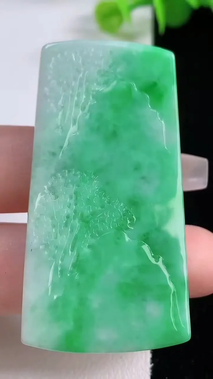 天然A货翡翠山水牌吊坠，尺寸52.7-27.6-5.5，重量:20.29g
12月4日