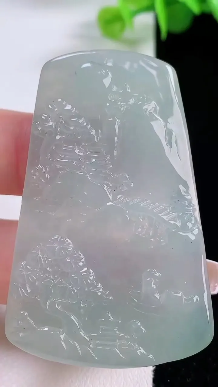 天然A货翡翠山水牌吊坠，尺寸54.6-35.5-5，重量:23.76g
12月4日