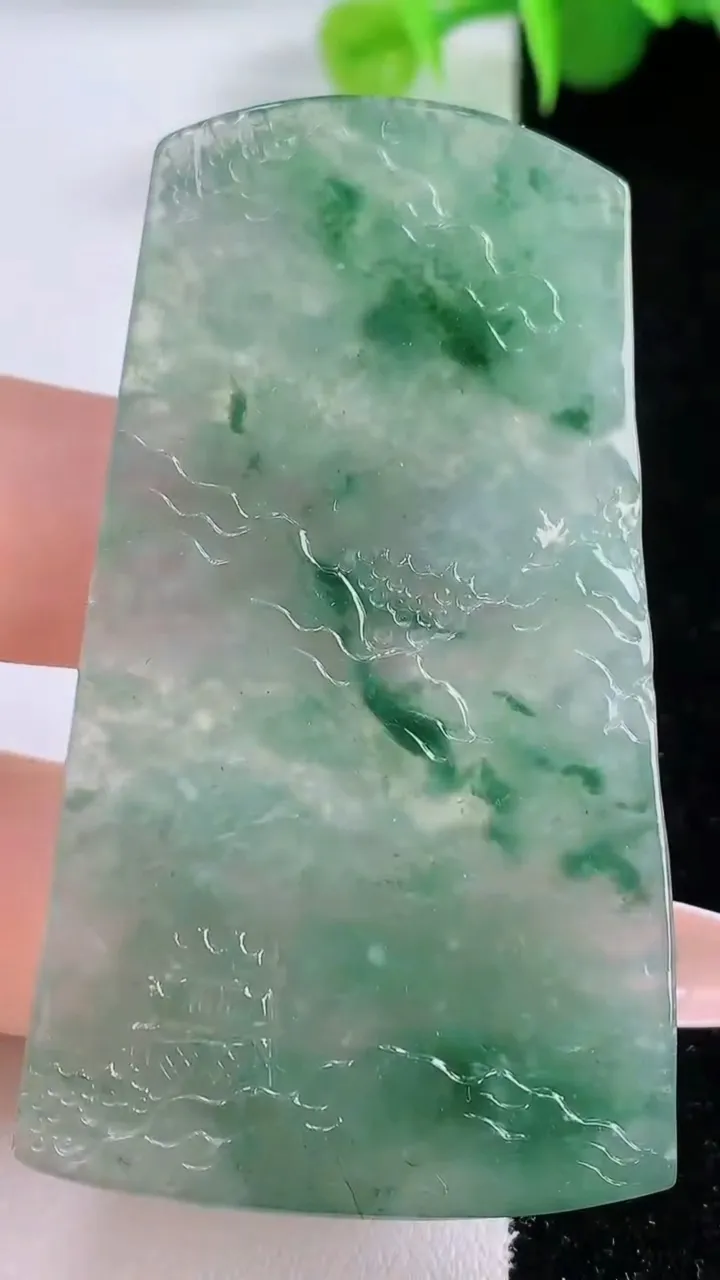 天然A货翡翠牌吊坠，尺寸60-34.6-4.3，重量:22.14g
12月4日