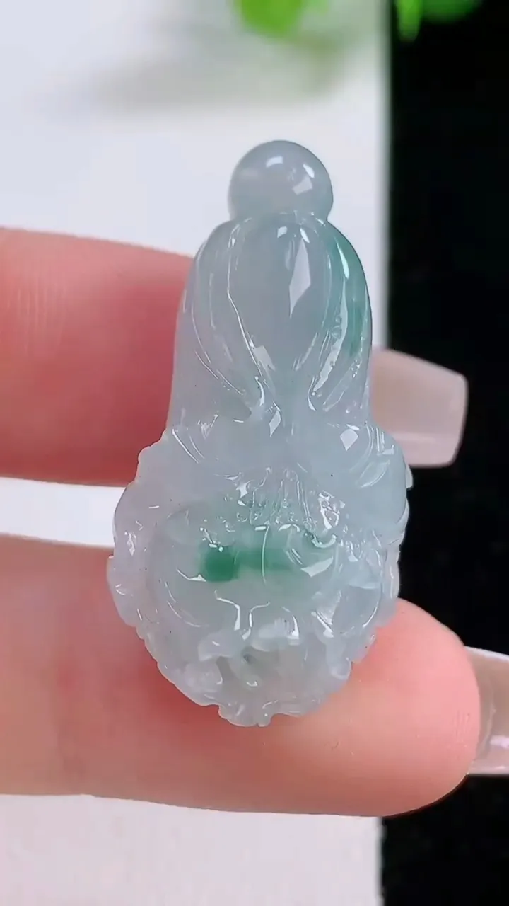 天然A货翡翠冰种飘花白菜吊坠，尺寸33-15.5-11.8，重量:7.70g
12月4日