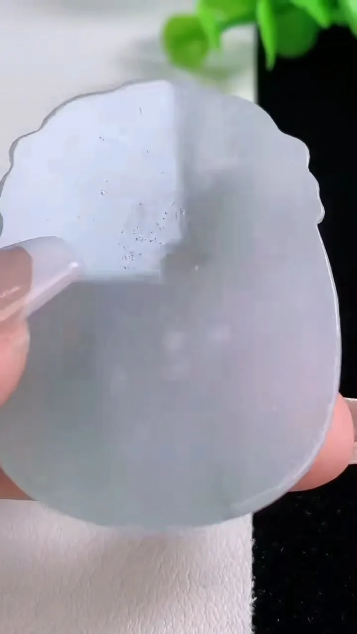 天然A货翡翠冰种飘花生肖鸡吊坠，尺寸52.6-38-6.2，重量:22.77g
12月4日