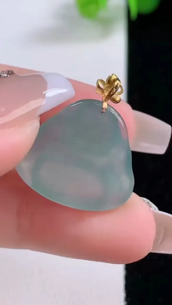 天然A货翡翠佛公吊坠，尺寸19-21.2-6，重量:4.27g
12月4日