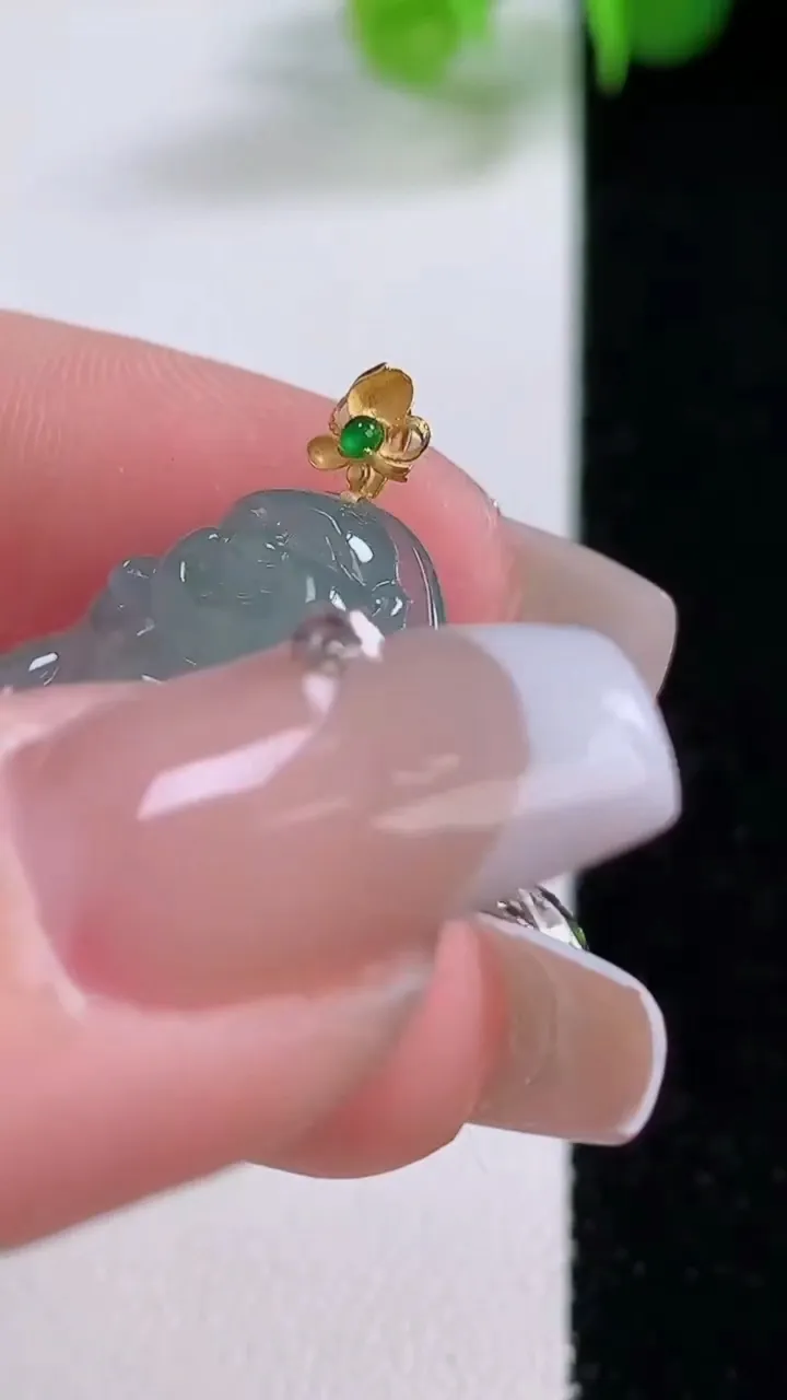 天然A货翡翠佛公吊坠，尺寸19-21.2-6，重量:4.27g
12月4日