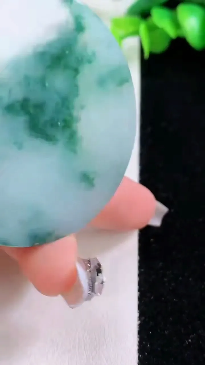 天然A货翡翠冰种飘花无事牌吊坠，尺寸53-6，重量:44.62g
12月4日