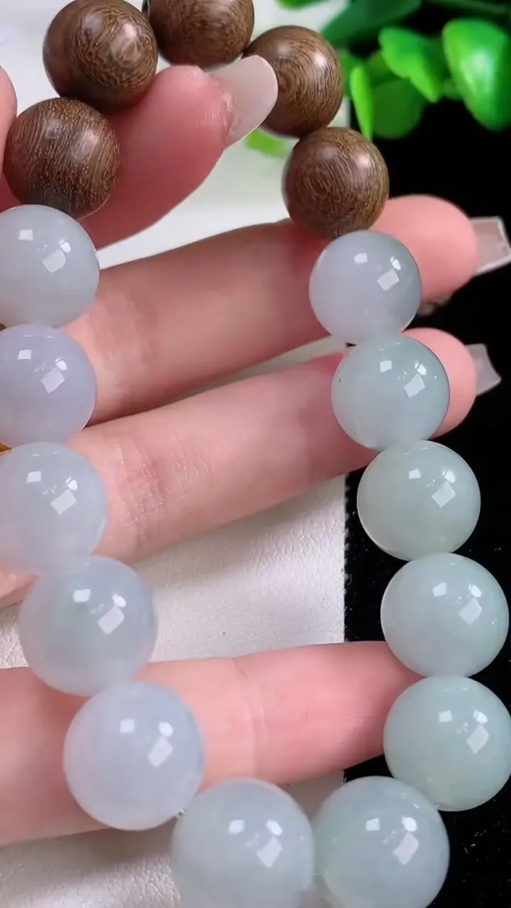 天然A货翡翠圆珠檀香手串13颗，尺寸12.3，重量:45.17g12月4日
工厂直销收藏佳品,种好水