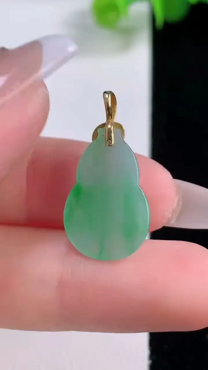 天然A货翡翠葫芦吊坠，尺寸18.7-12.6-3.2，重量:1.57g
12月4日