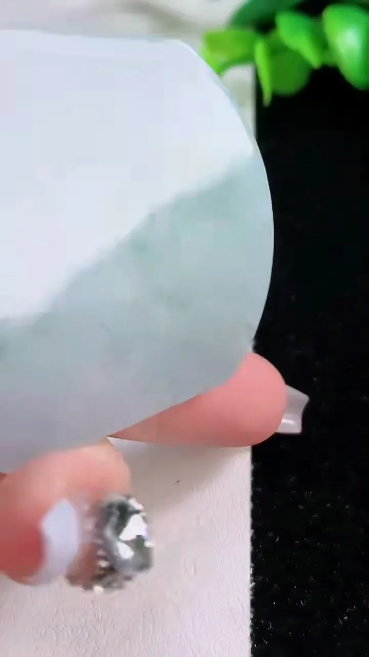 天然A货翡翠冰种飘花文殊菩萨吊坠，尺寸54.7-49.7-5.6，重量:30.37g
12月4日