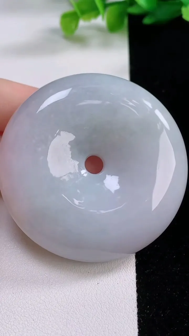 天然A货翡翠平安扣吊坠，尺寸55.5-14，重:91.80g
12月4日