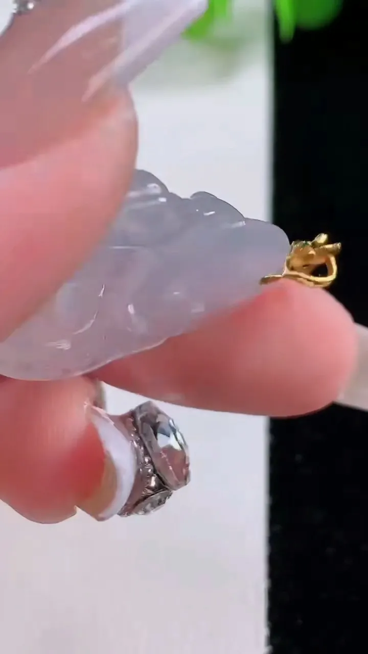 天然A货翡翠种白冰佛公吊坠，尺寸25.3-23.4-5.6，重量:5.91g
12月4日