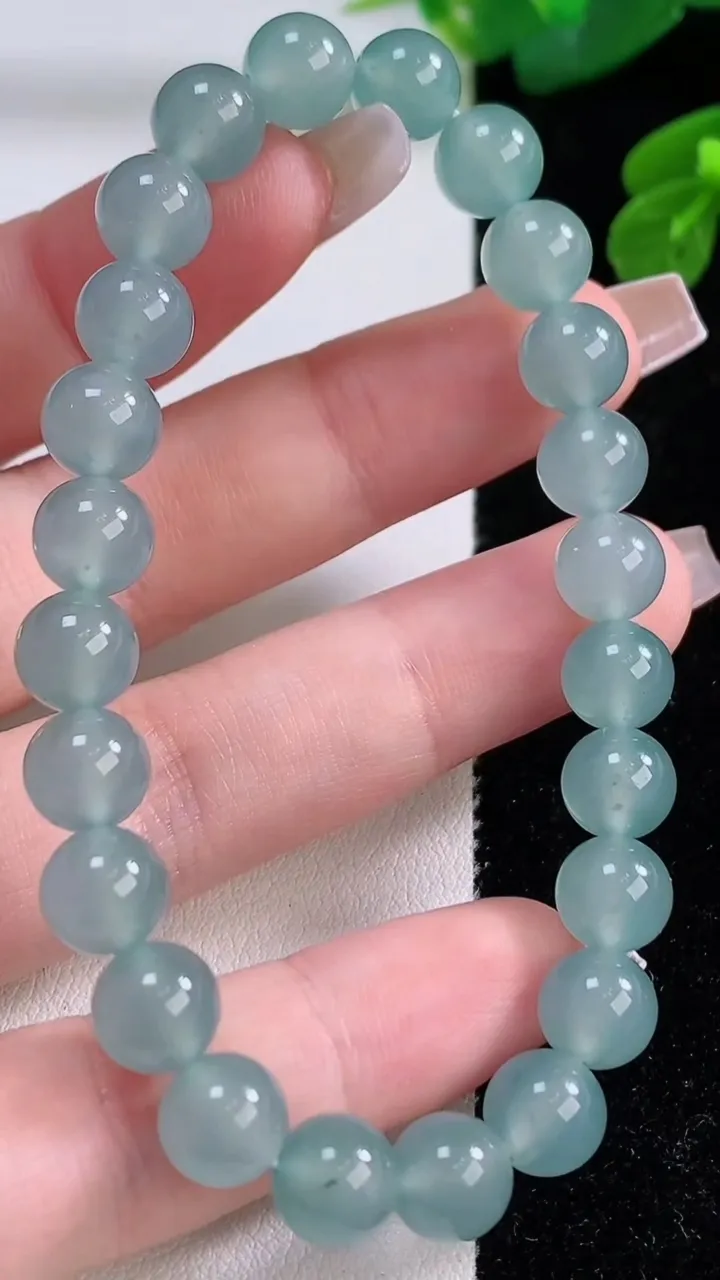 天然A货翡翠种蓝水圆珠手串，尺寸7.7-24颗，重量:20.09g12月4日
工厂直销收藏佳品,种好水足，色泽均匀，有种有色，上手高大气！