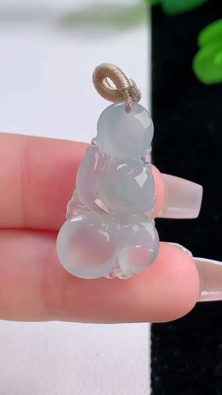 天然A货翡翠生肖猴吊坠，尺寸26-15.7-5.4，重量:3.39g
12月4日