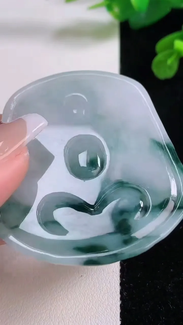 天然A货翡翠飘花千手观音吊坠，尺寸56.5-48-5.2，重量:25.80g
12月4日