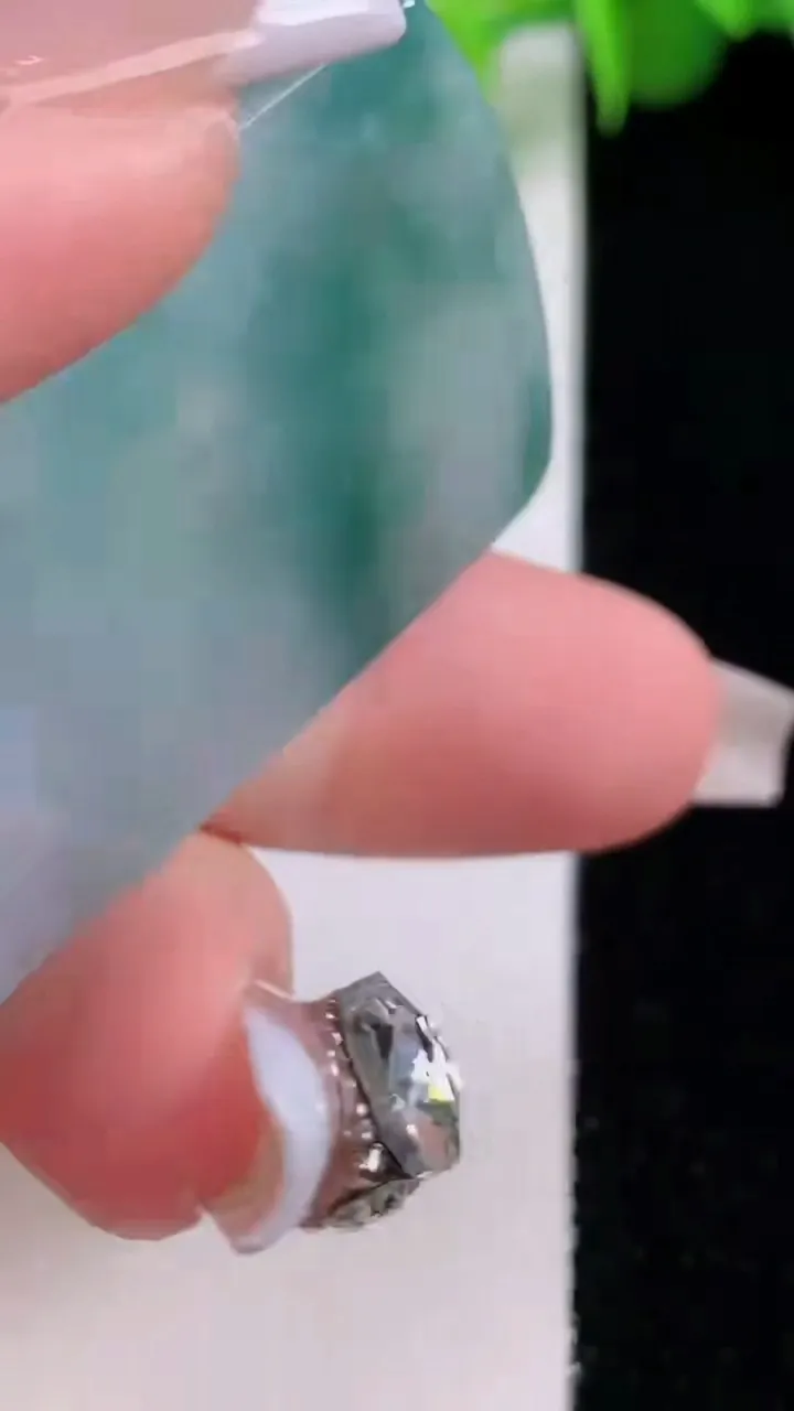 天然A货翡翠飘花仿古龙牌吊坠，尺寸43.7-25-5.2，重量:15.56g
12月4日