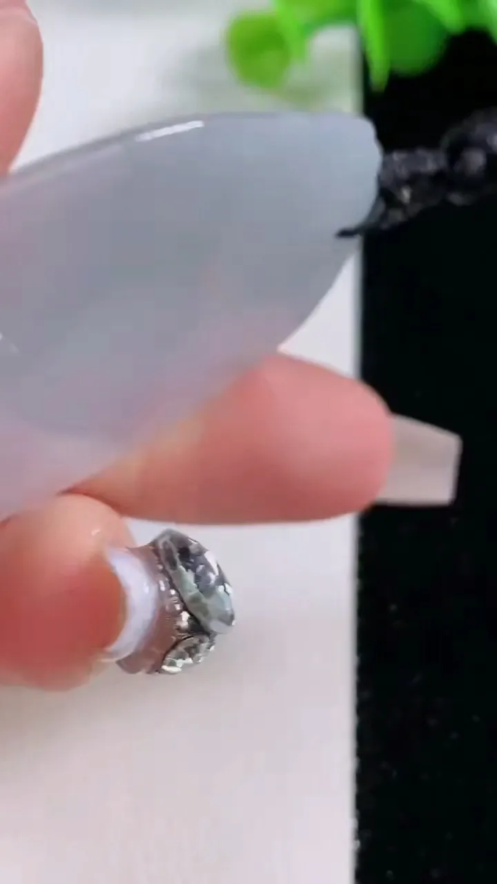 天然A货翡翠生肖狗吊坠，尺寸46.7-31.6-5.7，重量:13.13g
12月4日