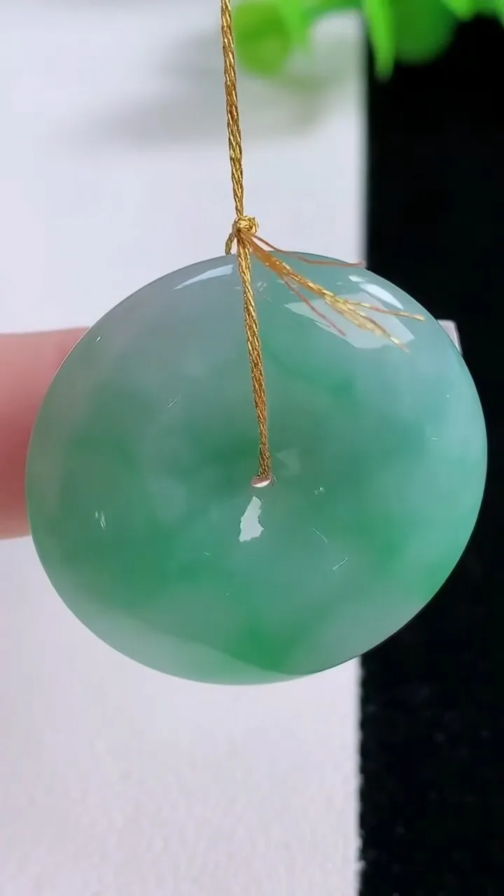 天然A货翡翠平安扣吊坠，尺寸29.6-6.5，重量:11.75g
12月4日