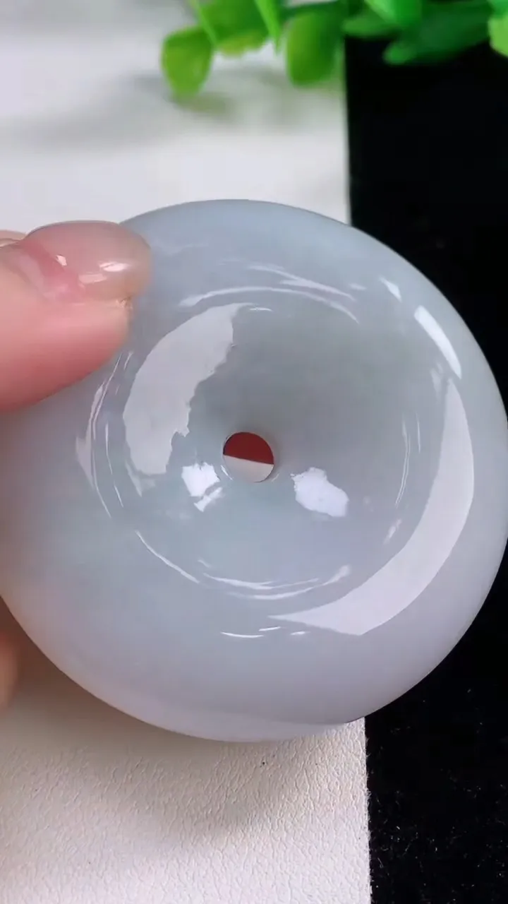 天然A货翡翠平安扣吊坠，尺寸55.5-14，重:91.80g
12月4日