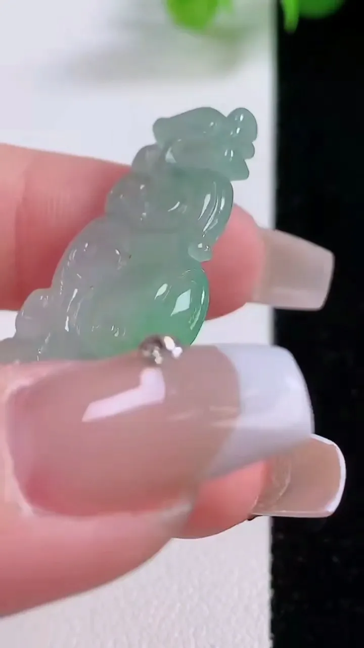 天然A货翡翠如意吊坠，尺寸37-19.3-3.5，重量:4.54g
12月4日