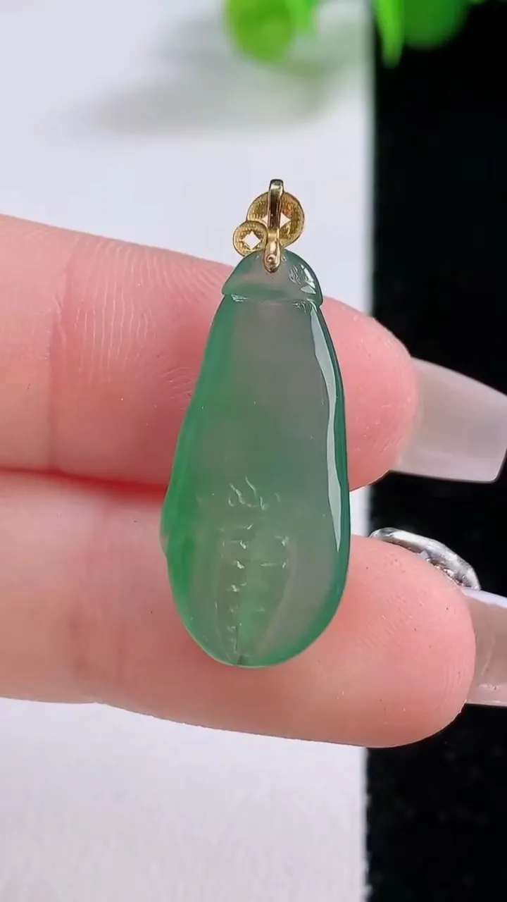 天然A货翡翠富甲一方 蟹钳吊坠，尺寸23.6-11-4，重量:2.14g
12月4日