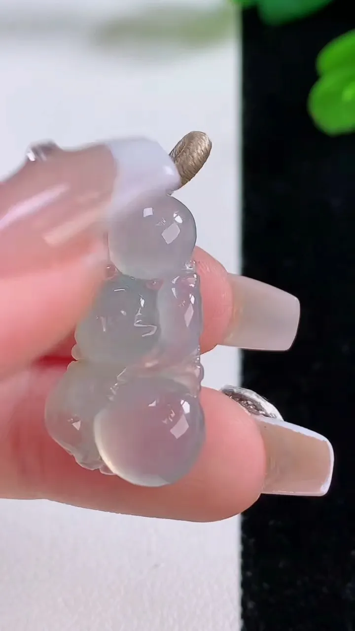 天然A货翡翠生肖猴吊坠，尺寸26-15.7-5.4，重量:3.39g
12月4日