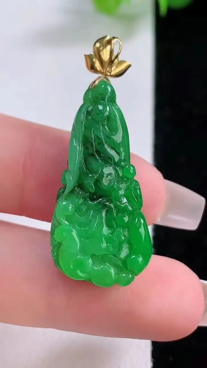 天然A货翡翠白菜吊坠，尺寸31.2-15-5.8，重量:4.58g
12月4日