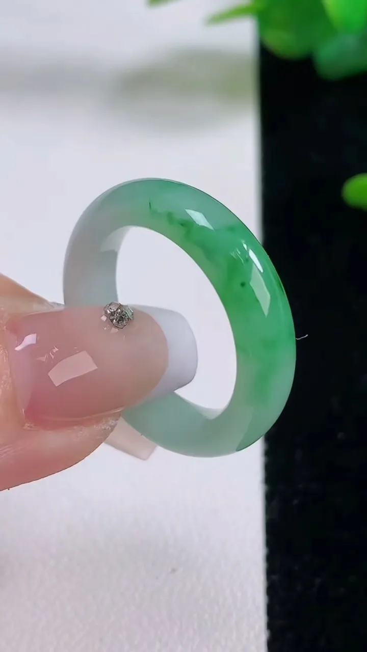 天然A货翡翠指环戒指，尺寸19.2-5.6-3.6，重量:4.95g2025年12月5日
工厂直销收藏佳品,种好水足，色泽均匀，有种有色，上手高大气！