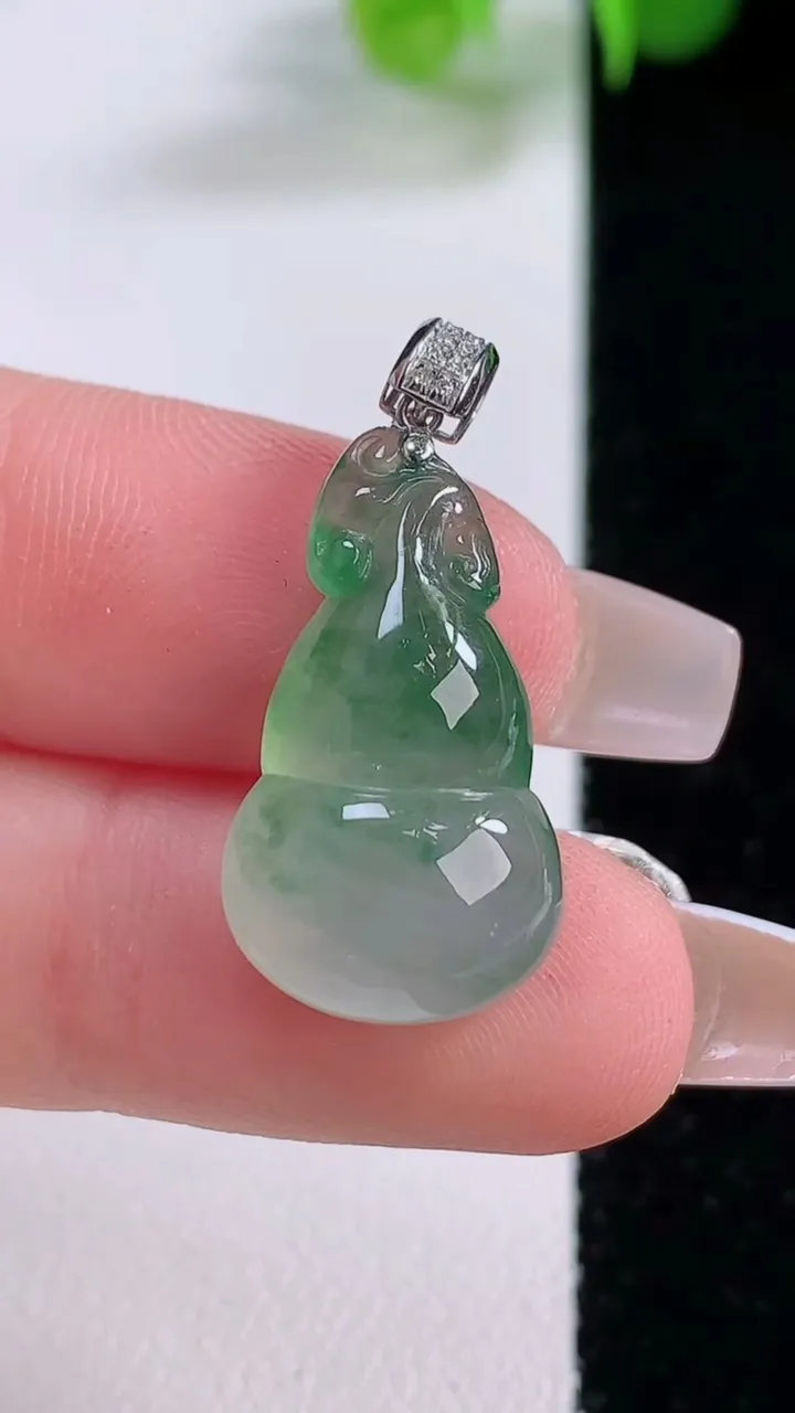 天然A货翡翠花葫芦吊坠，尺寸22.5-12.7-6.8，重量:3.20g
12月5日