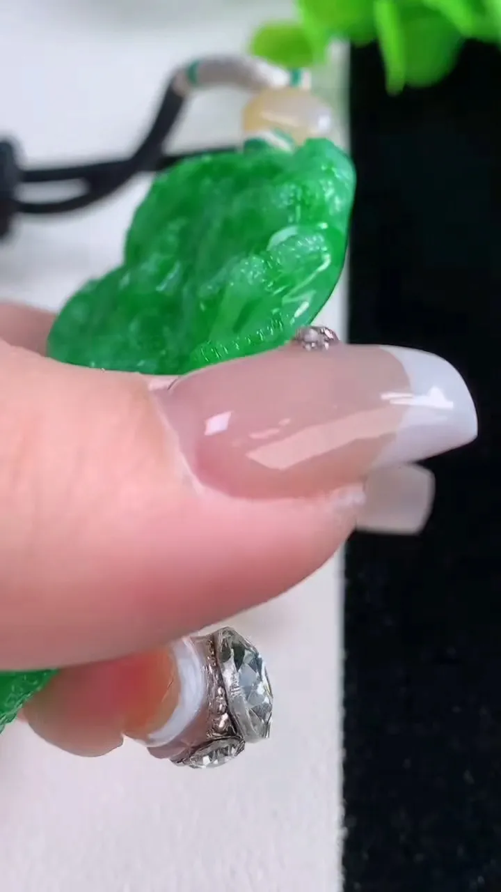 天然A货翡翠龙牌吊坠，尺寸64.3-39.2-9.6，重量:43.25g
12月5日