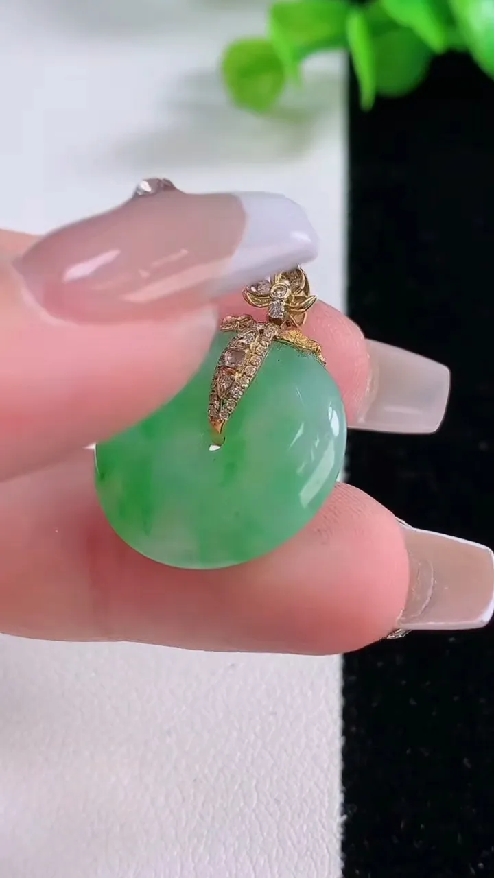 天然A货翡翠平安扣吊坠，尺寸19.5-4.7，重量:5.05g
12月5日