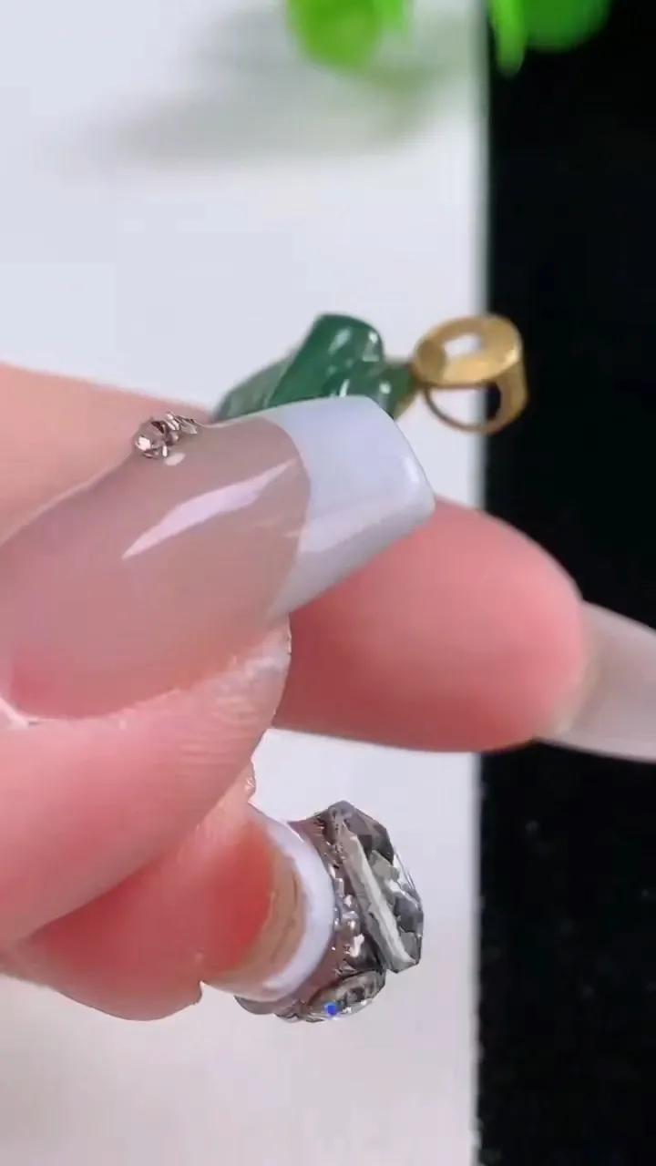 天然A货翡翠福袋吊坠，尺寸34.2-18-7.4，重量:7.49g
12月5日