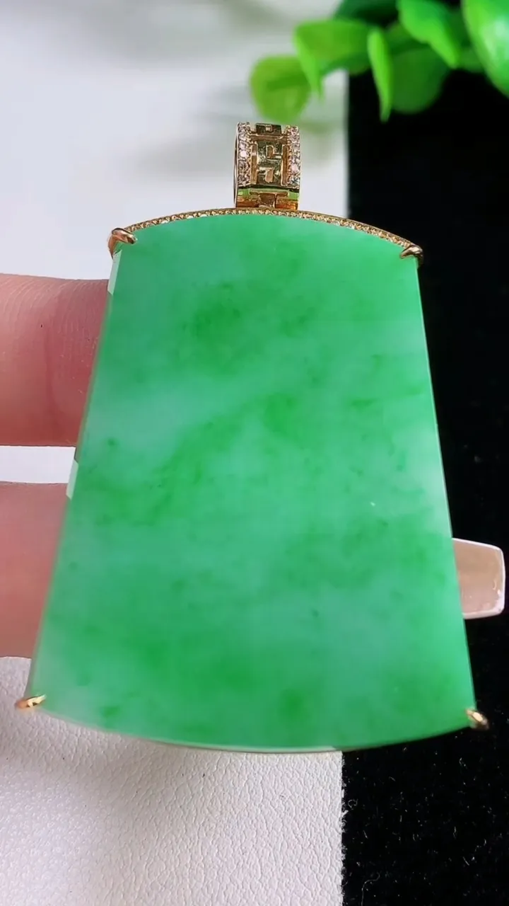 天然A货翡翠无事牌吊坠，尺寸54.8-48.2-37-7.7，重量:17.35g
12月5日