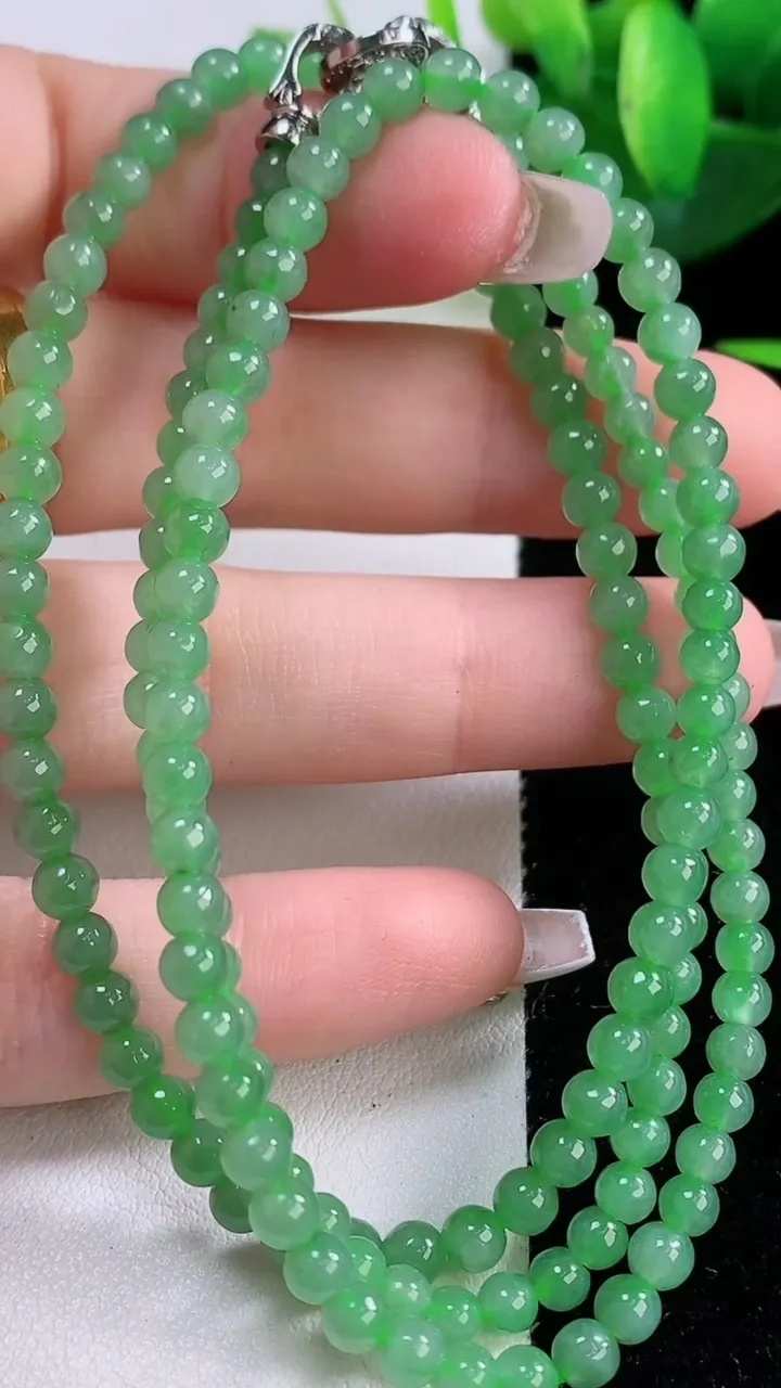 天然A货翡翠小米珠项链，尺寸3.7-155颗，重量:18.73g12月5日
工厂直销收藏佳品,种好水足，色泽均匀，有种有色，上手高大气！