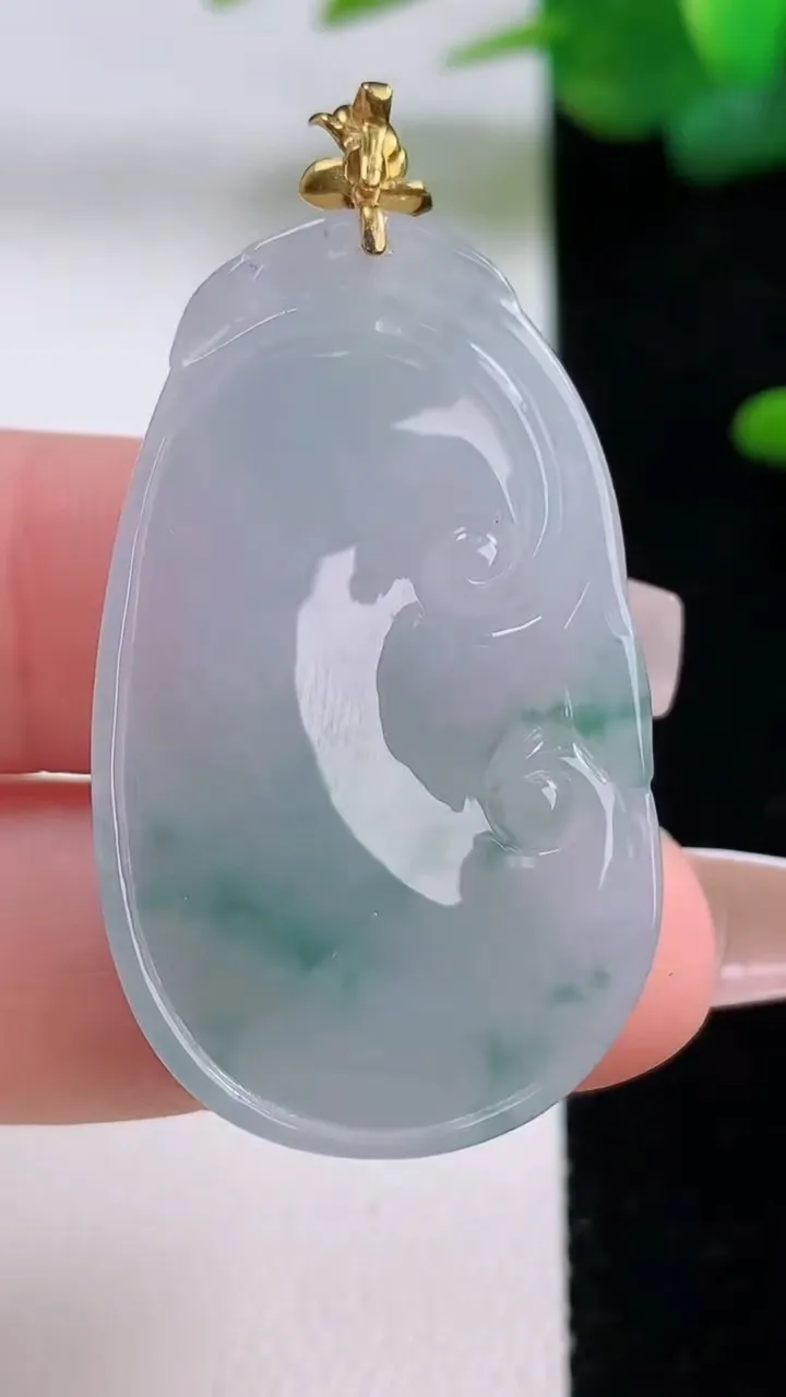 天然A货翡翠种飘花如意吊坠，尺寸38-23.2-6，重量:10.50g
12月5日