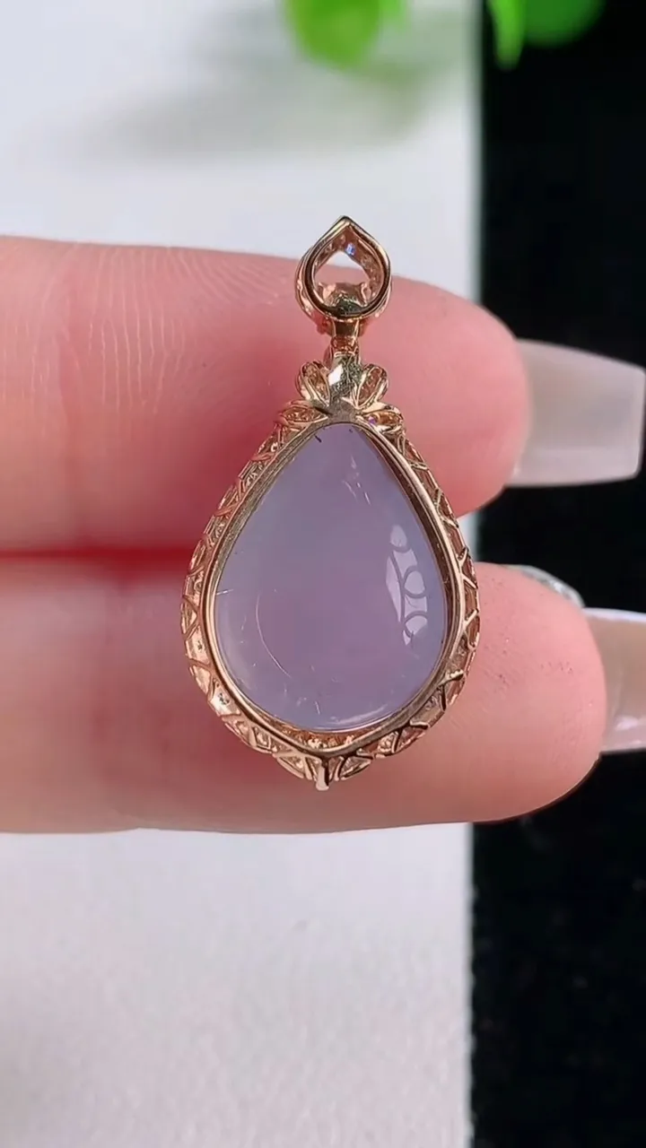 天然A货翡翠种紫罗兰水滴吊坠，尺寸26-13.5-9裸石14.7-10.7，重量:2.91g
12月5日