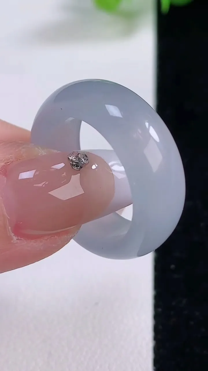 天然A货翡翠冰种紫罗兰指环 戒指，尺寸18.6-7.8-3.1，重量:6.27g2025年12月5日
工厂直销收藏佳品,种好水足，色泽均匀，有种有色，上手高大气！