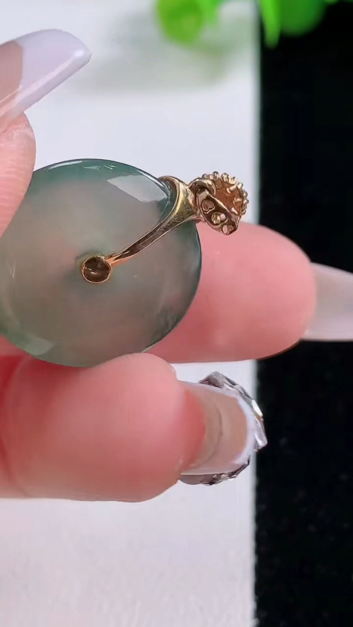 天然A货翡翠平安扣吊坠，尺寸19.5-3.7，重量:3.54g
12月5日