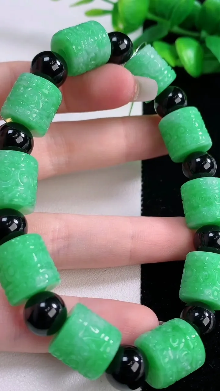 天然A货翡翠雕花路路通手串10颗，尺寸12.8-13.2，重量:67.96g12月5日
工厂直销收藏