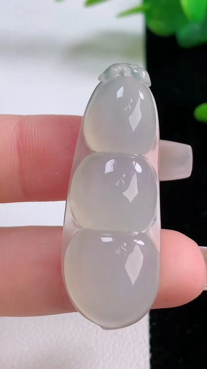 天然A货翡翠福豆吊坠，尺寸43.6-16.4-6.8，重量:8.09g
12月6日