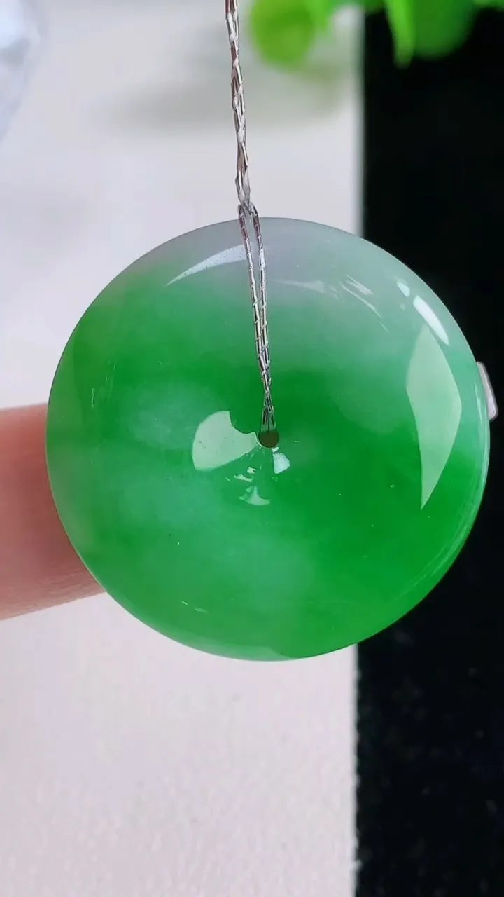 天然A货翡翠平安扣吊坠，尺寸28-5.4，重量:8.92g
12月5日