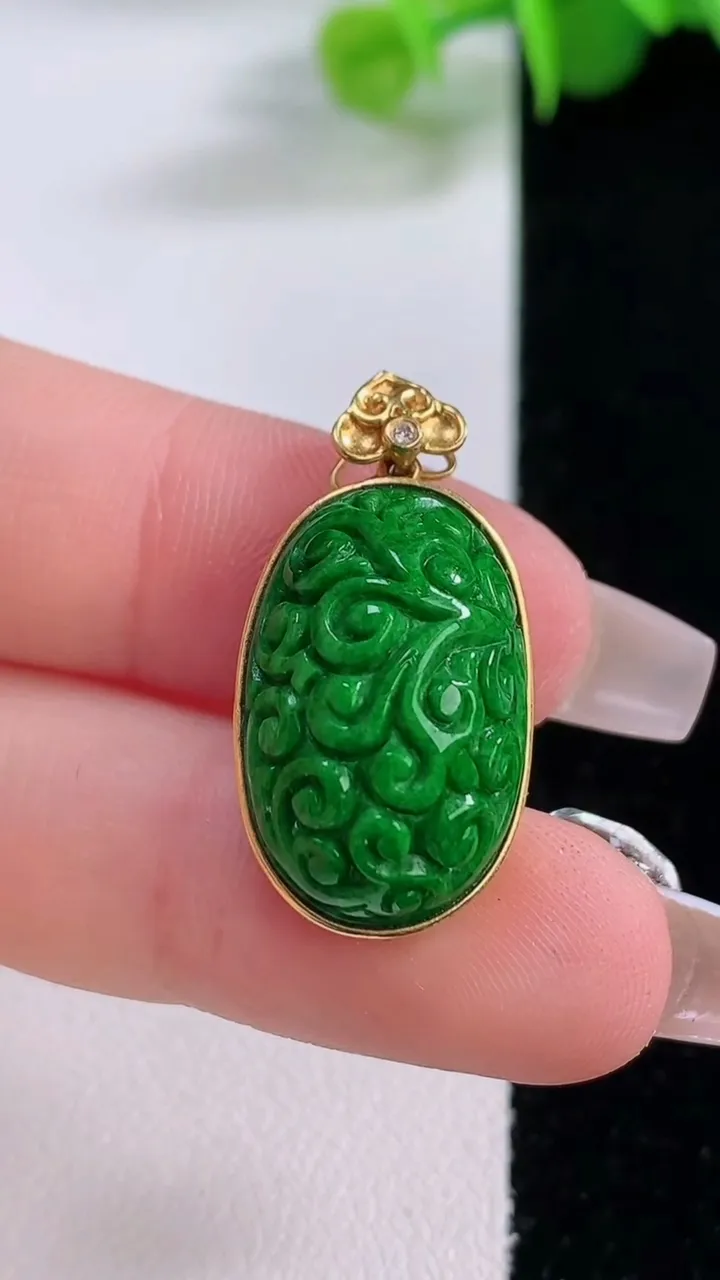 天然A货翡翠雕花蛋面吊坠，尺寸26.7-14-9.7裸石19.8-12.2，重量:5.94g
12月