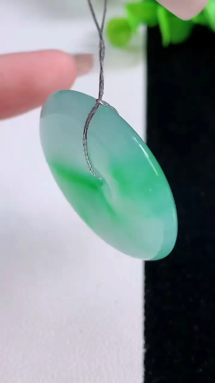 天然A货翡翠平安扣吊坠，尺寸33.5-6，重量:14.08g
12月5日